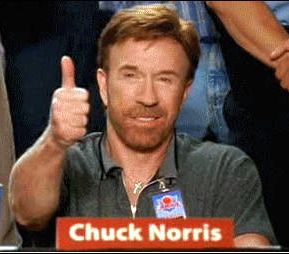 Chuck Norris levant son pouce.