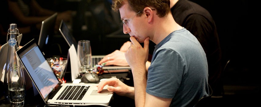 développeur réfléchissant devant son écran